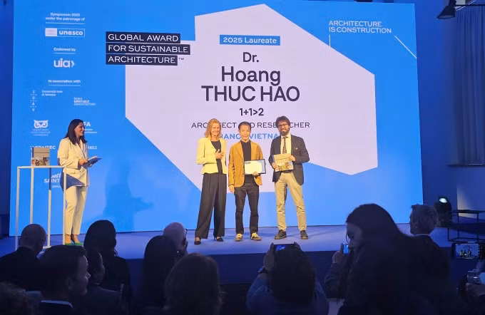 L'architecte Hoang Thuc Hao (au centre) recevant le Prix Mondial de l'Architecture Durable 2025. Photo : Vnexpress.
