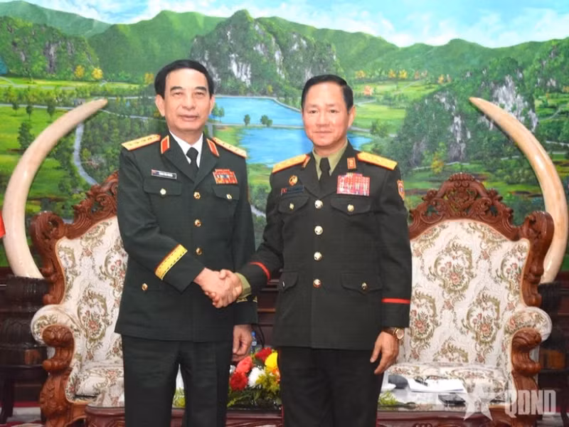 Le général Phan Van Giang (à gauche) et le général de corps d’armée Khamliang Outhakaysone se serrent la main, à Vientiane. Photo : qdnd.vn