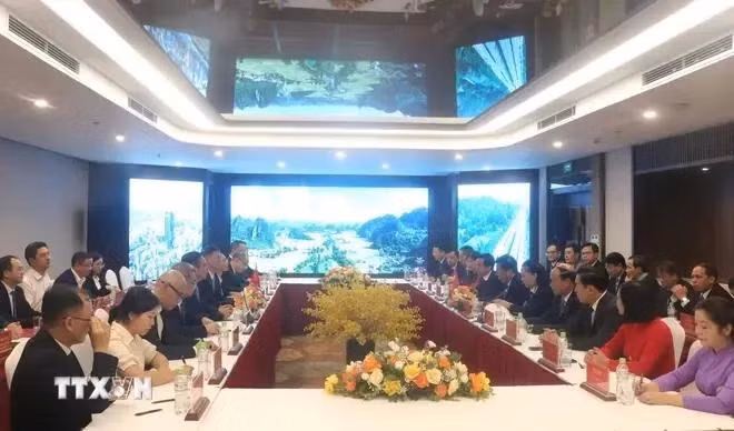 Le secrétaire du Comité du Parti de la province de Cao Bang, Trân Hông Minh, recevant le secrétaire du Comité du Parti de la ville de Baise de la région autonome Zhuang du Guangxi, Huang Rusheng. Photo : VNA.