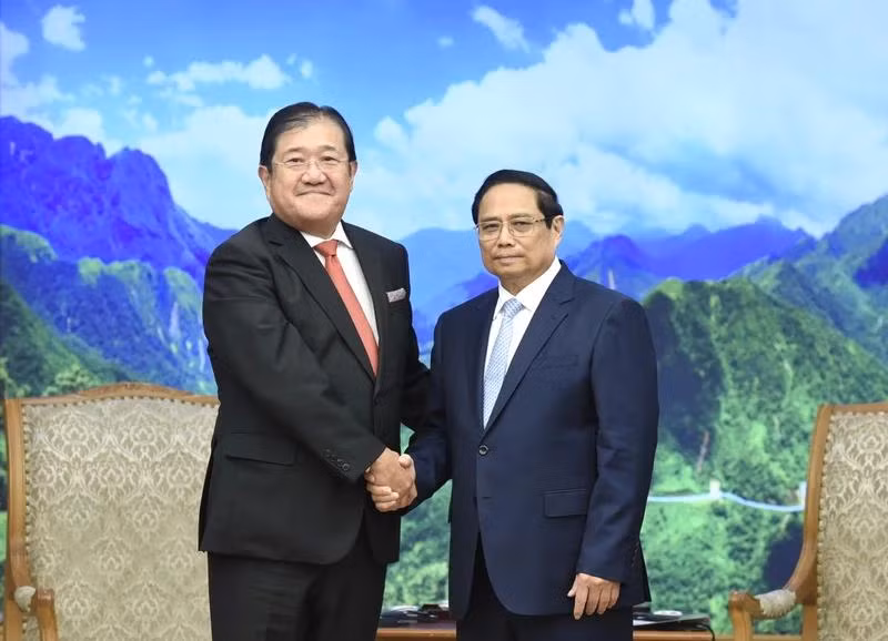 Le Premier ministre Pham Minh Chinh (droite) et le président du groupe japonais Mitsui. Photo : NDEL