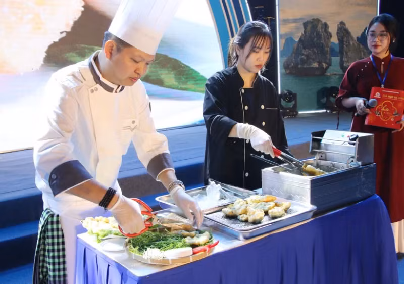 L'art de la fabrication de galettes de seiche d'Ha Long. Photo : baoquangninh.vn