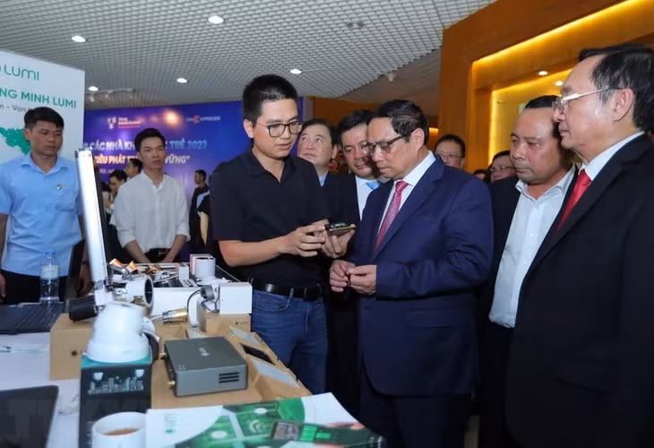 Le Premier ministre Pham Minh Chinh à l'exposition des produits scientifiques et technologiques, en mai 2023. Photo : VNA.