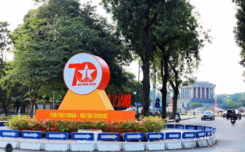 Avant le 10 octobre, de nombreuses rues ont été décorées de panneaux d'affichage, de banderoles de fleurs pour célébrer le 70e anniversaire de la libération de Hanoi. Photo : baoquocte.vn