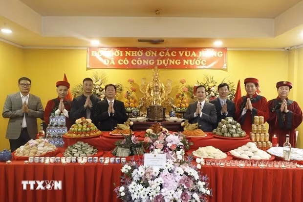 Les Vietnamiens en Russie ont organisé le 18 avril à Moscou une cérémonie pour commémorer les rois Hung - les légendaires fondateurs de la nation. Photo: VNA
