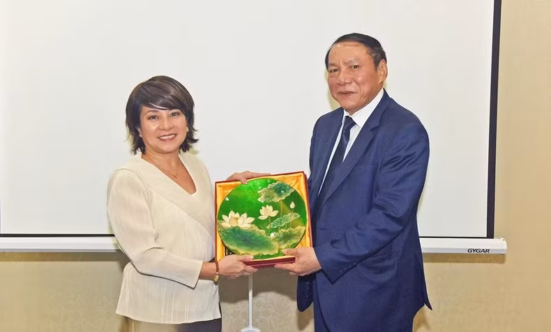 Le ministre du ministère de la Culture, des Sports et du Tourisme, Nguyên Van Hùng (à droite) et la directrice exécutive chargée de l’Asie-Pacifique du Conseil mondial du voyage et du tourisme, Liz Ortiguera. Photo : NDEL.