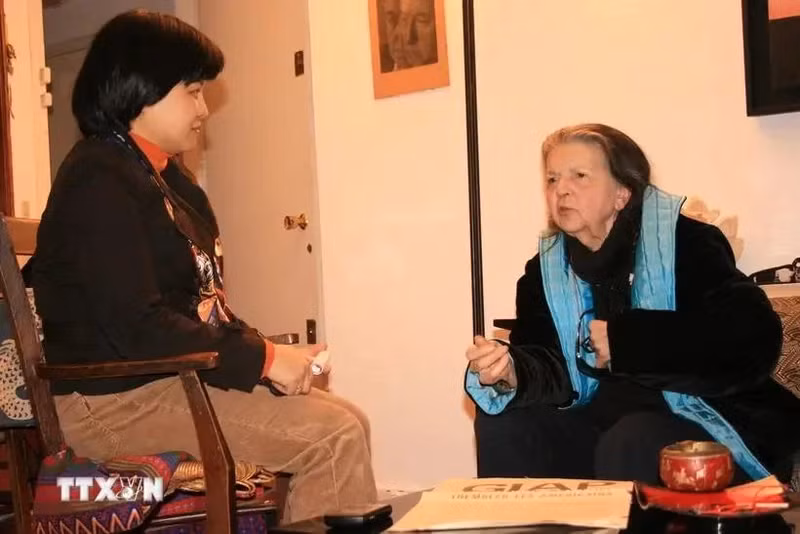 La journaliste française Madeleine Riffaud (droite) lors d'une interview. Photo : VNA.
