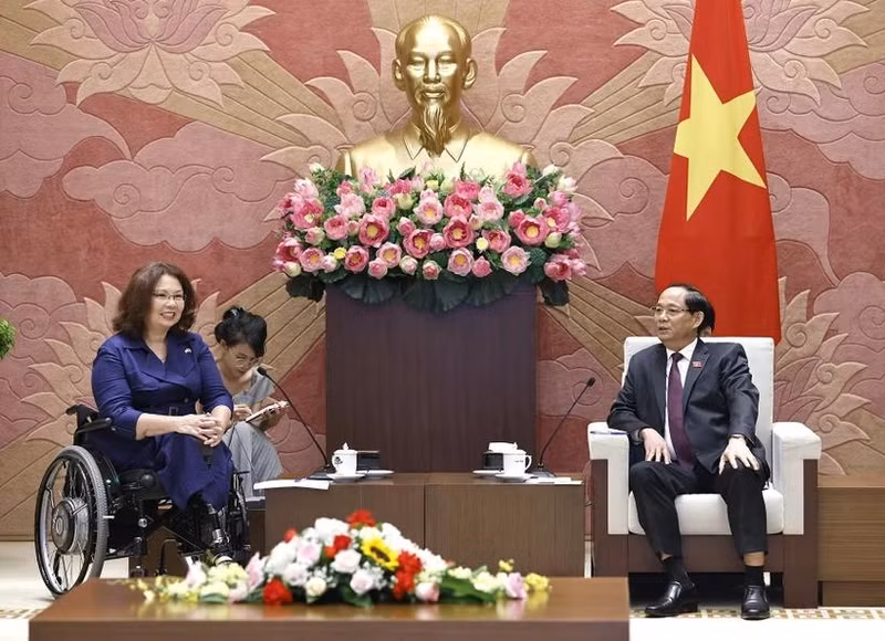 Le vice-président de l'AN vietnamienne Tran Quang Phuong et la sénatrice américaine Tammy Duckworth. Photo : VNA.
