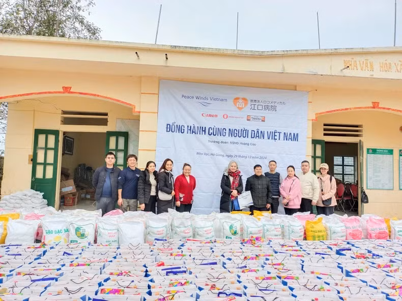 Remise des cadeaux de Têt de l'organisation Peace Winds Vietnam à des pauvre de Meo Vac. Photo : NDEL.