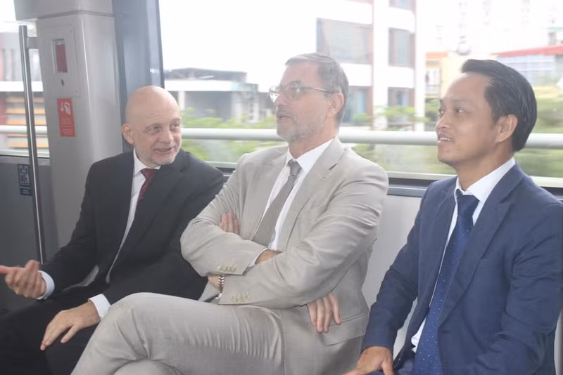 L’ambassadeur de France au Vietnam, Olivier Brochet (au centre) dans le métro de Nhôn- Gare de Hanoï. Photo : dantri.com.vn L’ambassadeur de France au Vietnam, Olivier Brochet (au centre) dans le métro de Nhôn- Gare de Hanoï. Photo : dantri.com.vn