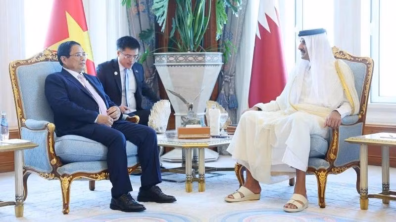 Le Premier ministre Pham Minh Chinh rencontre l'émir du Qatar, Cheikh Tamim ben Hamad Al Thani. Photo : VGP.