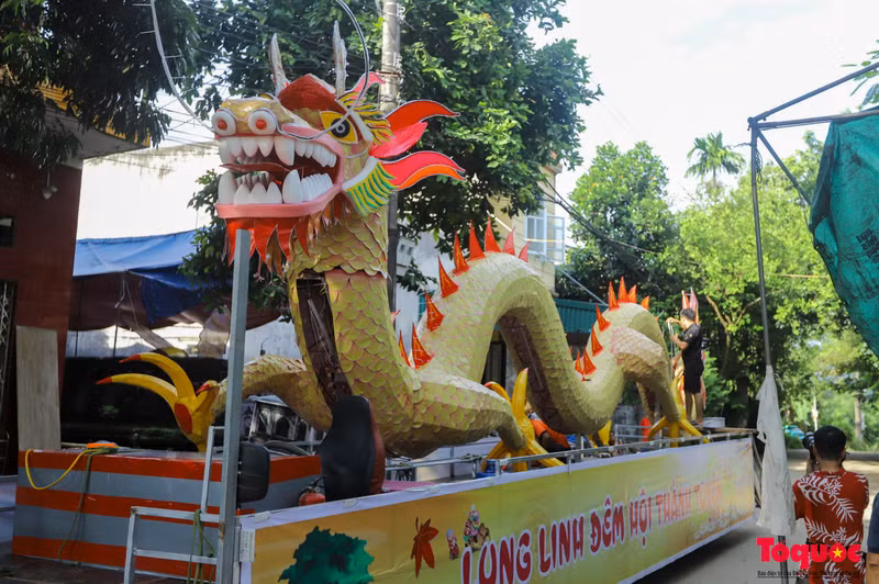 Le plus grand modèle de lanterne dragon géant mesure 14,5 m de long. Le plus grand modèle de lanterne dragon géant mesure 14,5 m de long.