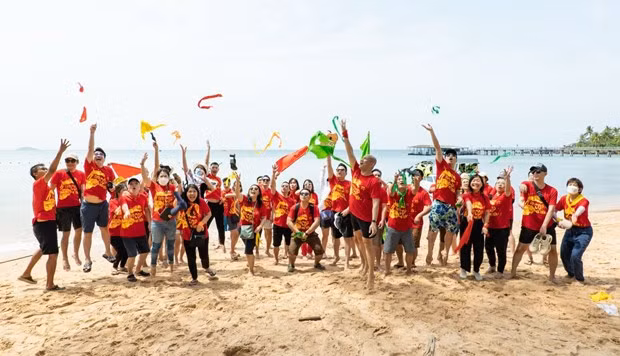 Le tourisme MICE implique de grands groupes et intègre diverses activités telles que le team building, les conférences et les dîners de gala. Photo : baotintuc.vn