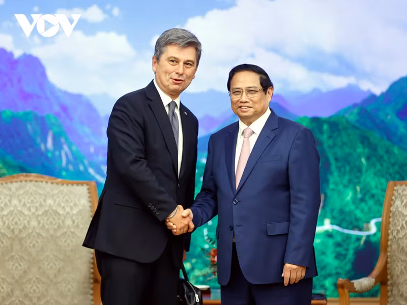 Le Premier ministre Pham Minh Chinh (droite) et le président de la Fédération internationale des associations de transitaires et assimilés (FIATA), Turgut Erkeskin. Photo: VOV