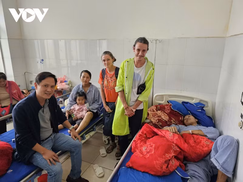 Mira (britannique) et Rafa Encabo (argentin) visitent l'hôpital et offrent des cadeaux aux victimes après le glissement de terrain.Photo : VOV. Mira (britannique) et Rafa Encabo (argentin) visitent l'hôpital et offrent des cadeaux aux victimes après le glissement de terrain.Photo : VOV.