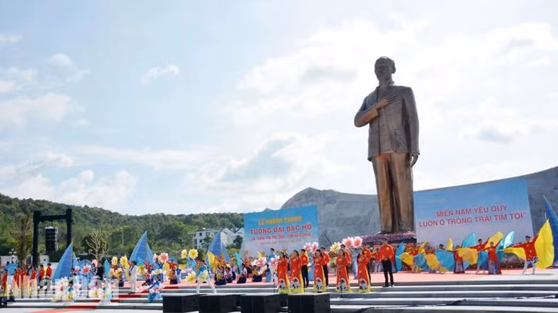Le monument du président Hô Chi Minh à Phu Quôc. Photo : NDEL