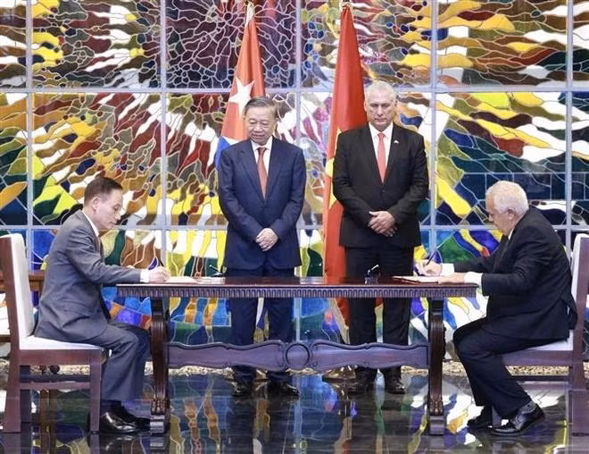 Le secrétaire général du PCV et président vietnamien To Lam et le premier secrétaire du PCC et président cubain Miguel Díaz-Canel Bermúdez à la cérémonie de signature d'un document de coopération entre la Commission centrale des relations extérieures du PCV et la Commission centrale des Affaires étrangères du PCC. Photo : VNA.