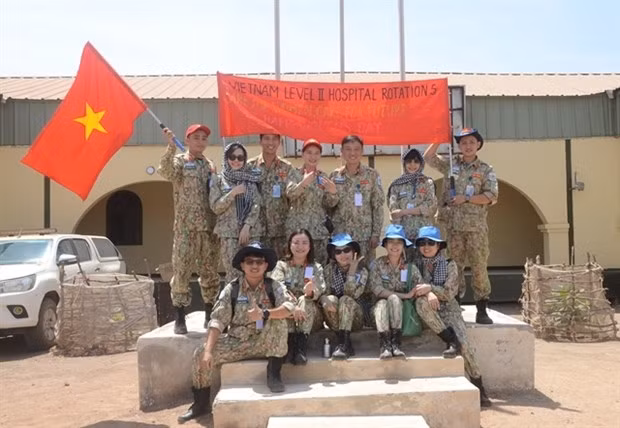 Les cadres de la rotation 5 de l’hôpital de campagne de niveau 2 du Vietnam lors du voyage bénévole pour fournir des soins de santé aux femmes et aux enfants à Bentiu, dans le Soudan du Sud. Photo : VOV.