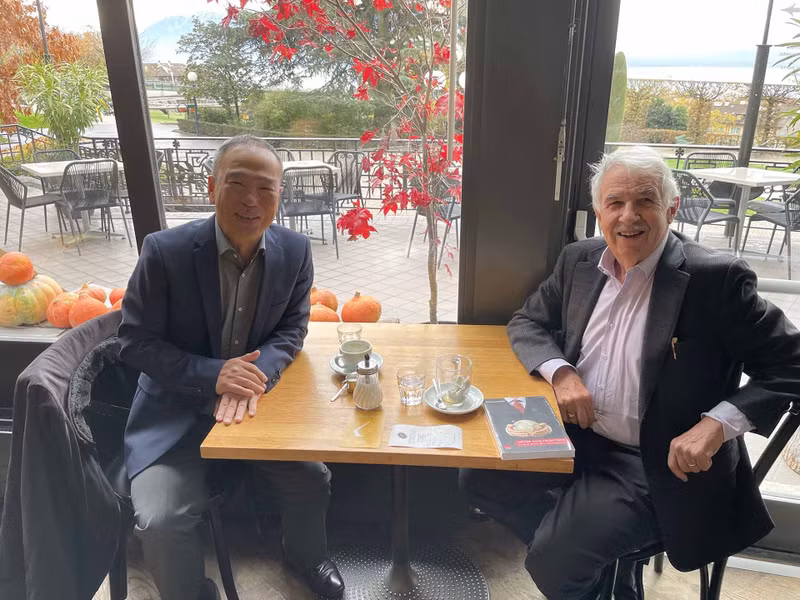 L'ambassadeur Francis Cousin (à gauche) et l'ancien ambassadeur du Vietnam en Suisse, Pham Hai Bang. Photo : baoquocte.vn
