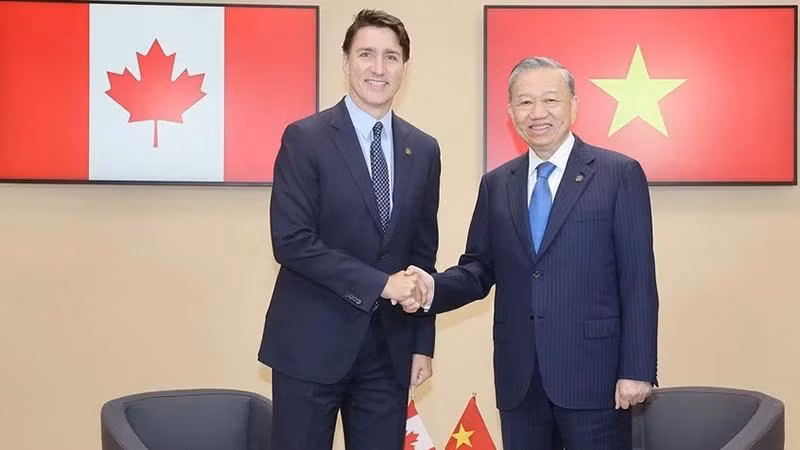 Le secrétaire général du Parti et président vietnamien Tô Lâm (à droite) et le Premier ministre canadien Justin Trudeau. Photo : VNA.