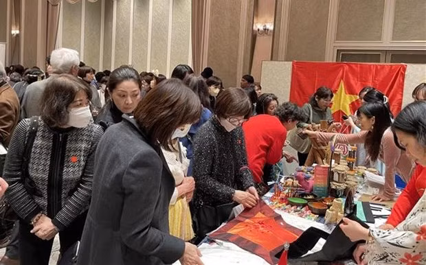 Le stand de l'Association des femmes de l'ambassade du Vietnam au Japon suscite l'intérêt de nombreux invités. Photo: VNA