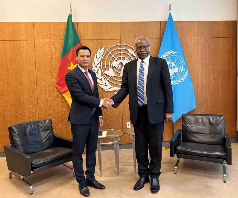 L’ambassadeur Dang Hoàng Giang, représentant permanent du Vietnam auprès des Nations Unies (à gauche) et le président de la 79e session de l’Assemblée générale des Nations Unies, Philemon Yang. Photo : baoquocte.vn