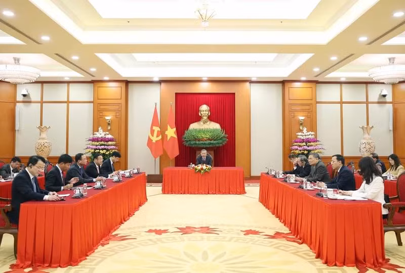 Le secrétaire général du Parti communiste du Vietnam (PCV) Tô Lâm a un entretien téléphonique avec le secrétaire général du Parti d'action populaire de Singapour (PAP), Lawrence Wong, également Premier ministre singapourien. Photo : VNA.