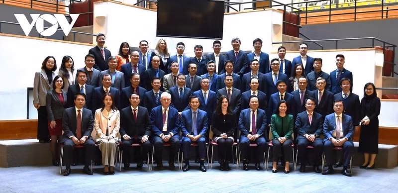 La délégation de haut rang du Vietnam conduite par le Vice-Premier ministre Lê Minh Khai, prend la photo avec des dirigeants de l'Université Harvard. Photo : VOV.