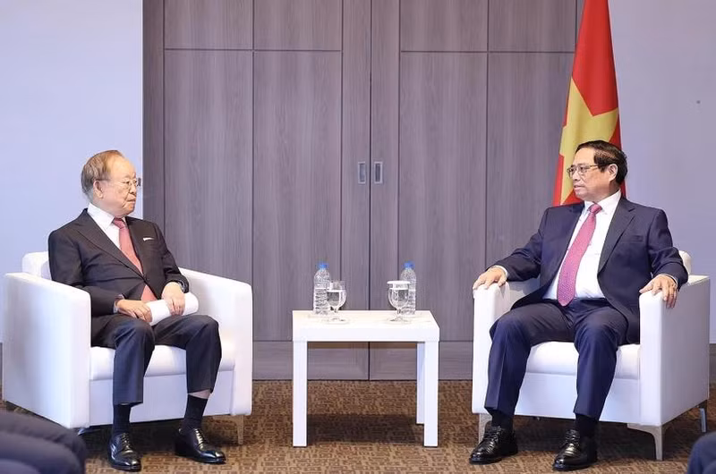 Le président du Groupe CJ, Sohn Kyung Shik, et le Premier ministre Pham Minh Chinh (droite). Photo : VNA.