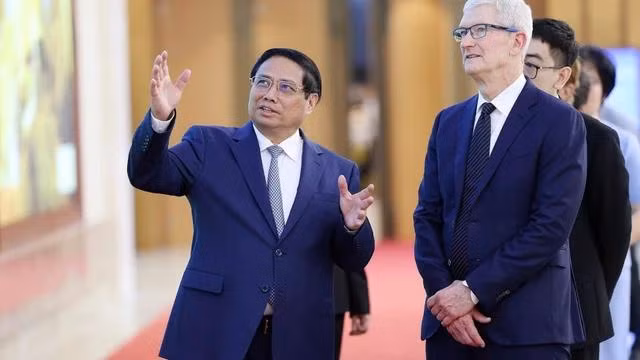 Le Premier ministre vietnamien Pham Minh Chinh (à gauche) reçoit Tim Cook, le 16 avril à Hanoi. Photo : VGP.