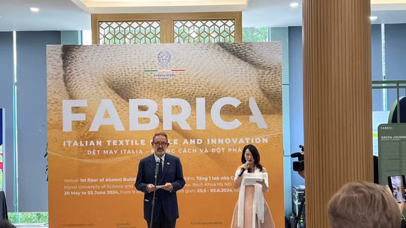L’ambassadeur italien au Vietnam, Marco Della Seta (à gauche) prend la parole lors de la cérémonie d'ouverture de l'exposition Fabrica. Photo : congthuong.vn