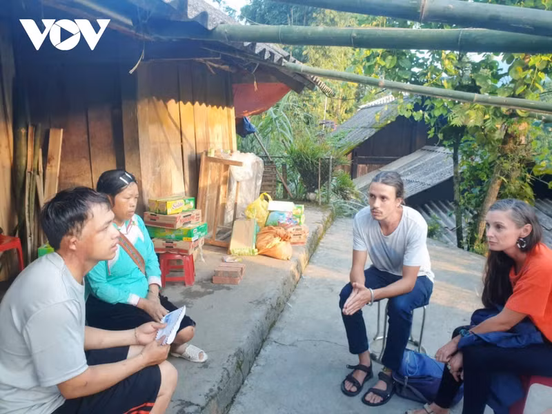 Mira et Rafa Encabo se rendent à une famille touchée par les inondations. Photo : VOV. Mira et Rafa Encabo se rendent à une famille touchée par les inondations. Photo : VOV.
