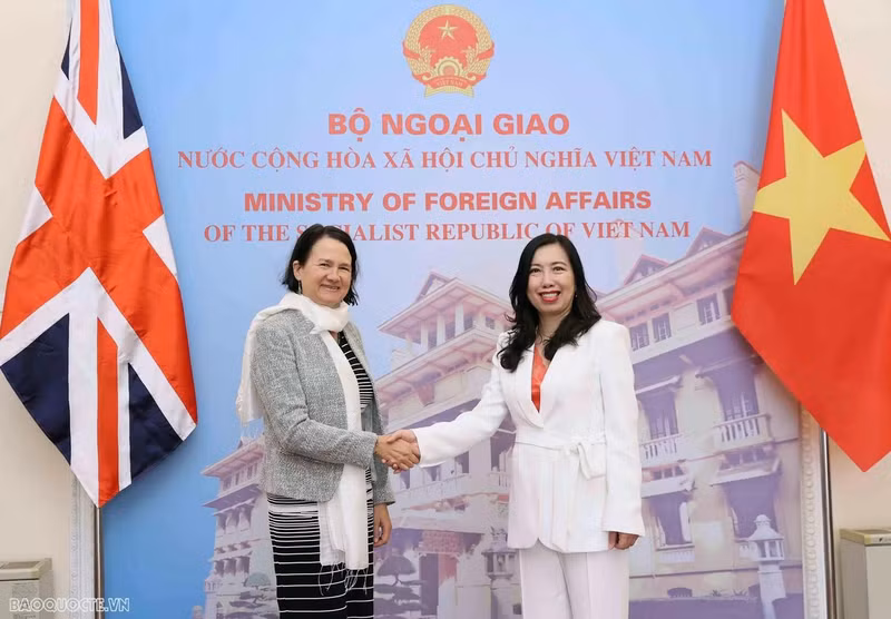 La vice-ministre vietnamienne des Affaires étrangères (AE) Lê Thi Thu Hang (droite) et la secrétaire d'État chargée de la région Indo-Pacifique au ministère britannique des Affaires étrangères, Catherine West. Photo : VNA.