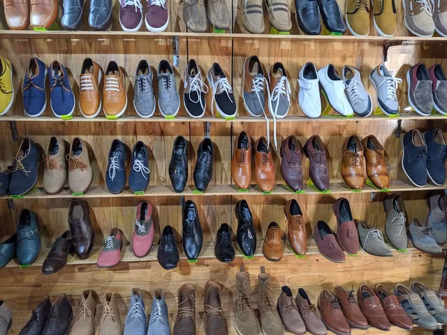 Avec l’urbanisation croissante et l’essor de la classe moyenne au Vietnam, les marques de chaussures nationales et internationales saisissent désormais de nouvelles opportunités. Photo : toquoc.vn