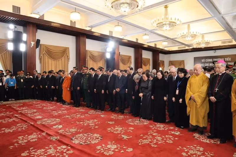 Des délégués rendent hommage au Secrétaire général du Parti Nguyên Phu Trong à la Salle de la Réunification à Hô Chi Minh-Ville. Photo : VNA.