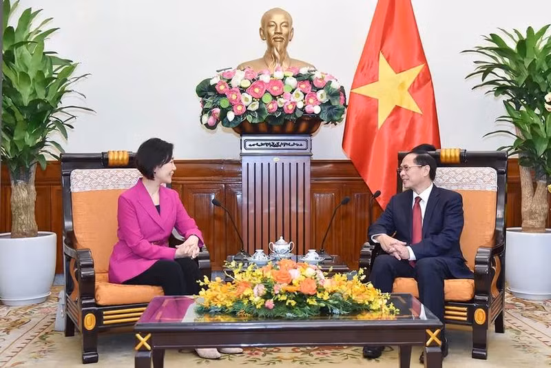 Le vice-Premier ministre et ministre des Affaires étrangères Bui Thanh Son (à droite) a reçu dans l'après-midi du 29 août à Hanoï la ministre sud-coréenne des Petites et moyennes entreprises et des Startups Oh Young Ju. Photo : VNA.