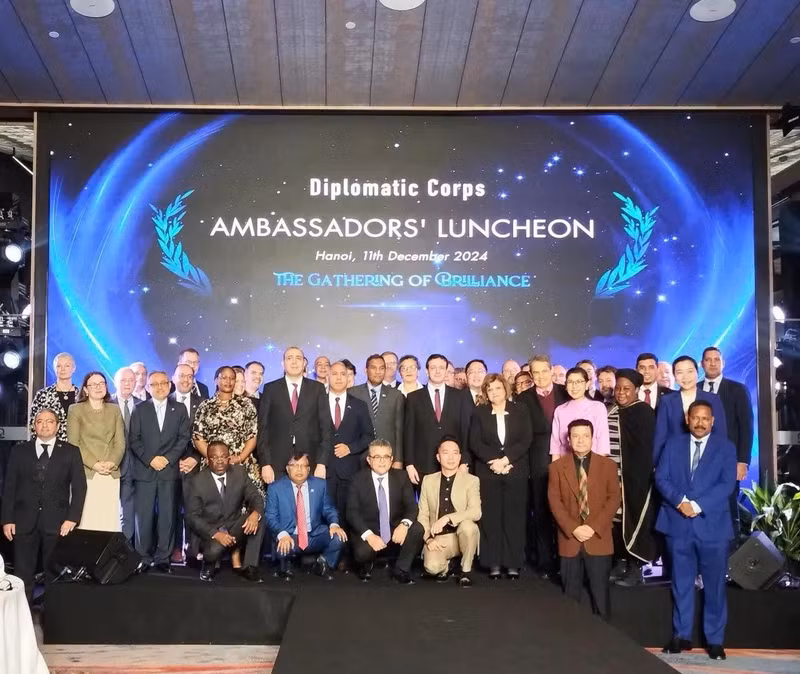 Des ambassadeurs et chefs d’agences diplomatiques à Hanoï présents à l’événement. Photo : baoquocte.vn