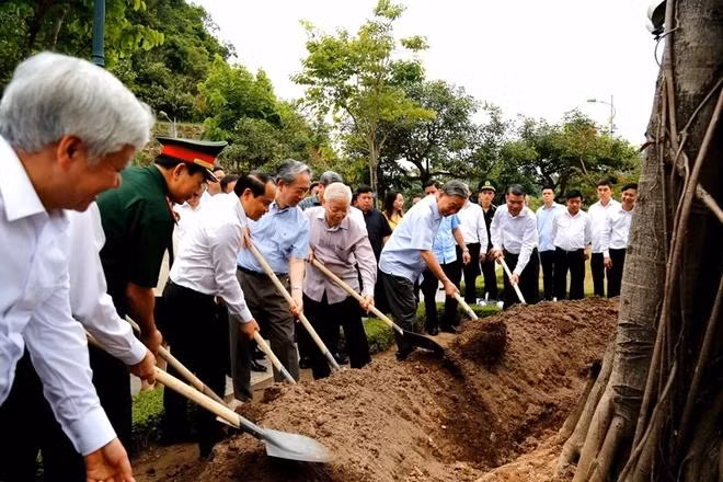 Le secrétaire général Nguyên Phu Trong, d'autres dirigeants du Parti et de l'État ainsi que l'ambassadeur de Chine au Vietnam Xiong Bo plantent un banian de l'amitié en août 2023. Photo : dangcongsan.vn