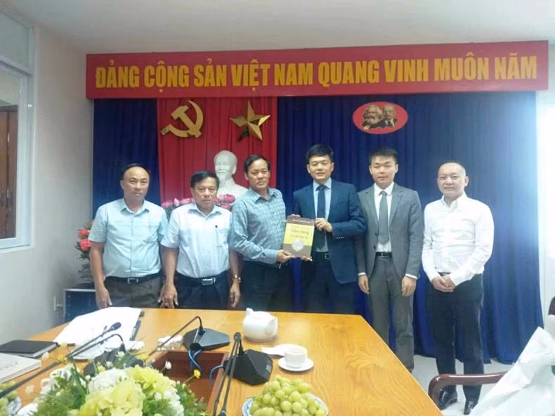 La délégation du consulat général de la Chine à Dà Nang en visite de travail au Bureau permanent du Journal Nhân Dân de la ville de Dà Nang, le 26 mars. Photo : NDEL.