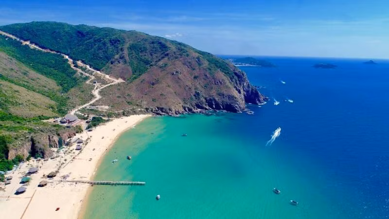 La plage de Ky Co située sur l’île de Nhon Ly, à 25 km et à 20 minutes en bateau de Quy Nhon, est affectueusement surnommée les « Maldives du Vietnam ». Ky Co est entourée de magnifiques montagnes rocheuses et d’une mer turquoise. Photo : VOV. La plage de Ky Co située sur l’île de Nhon Ly, à 25 km et à 20 minutes en bateau de Quy Nhon, est affectueusement surnommée les « Maldives du Vietnam ». Ky Co est entourée de magnifiques montagnes rocheuses et d’une mer turquoise. Photo : VOV.