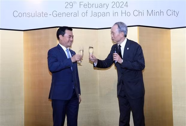 Le vice-président du Comité populaire municipal, Bùi Xuân Cuong (à gauche), et le consul général du Japon à Hô Chi Minh-Ville, Ono Masuo. Photo : VNA.