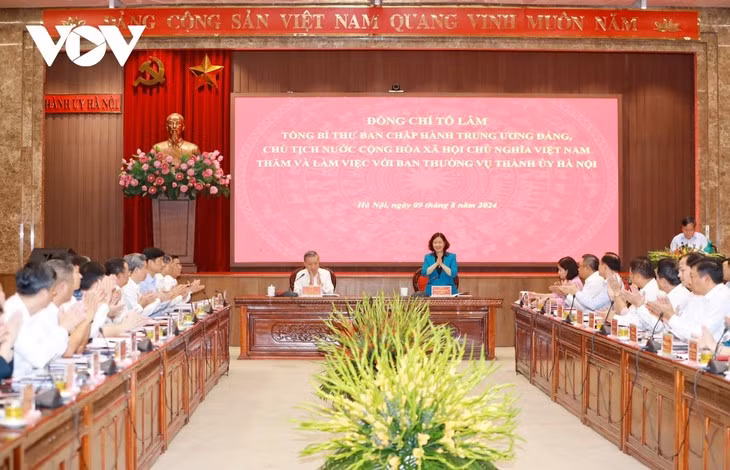 Le Secrétaire général du Parti et Président de la République Tô Lâm travaille avec la permanence du Comité du Parti de la ville de Hanoï. Photo : VOV.