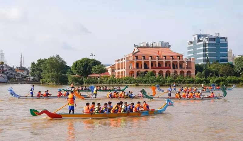 Les circuits fluviaux urbains attirent un grand nombre de touristes à Hô Chi Minh-Ville. Photo : VNA.