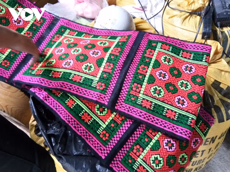 Le tissage du brocart des Tày à Cao Bang. Photo : VOV.