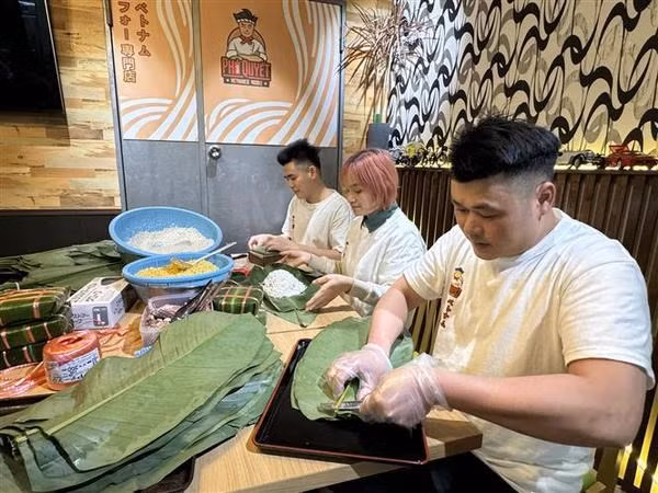 Confection des gâteaux « chưng ». Photo : VNA.