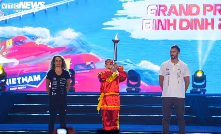 De gauche à droite: Jessica Chavane, championne du monde de ski féminin de l’UIM ABP Aquabike 2023, Nguyên Thi Thanh Tiên, multi-championne en kick boxing vietnamienne, et Jérémie Perez, triple champion du monde UIM ABP Aquabike. Photo : VTCNews.