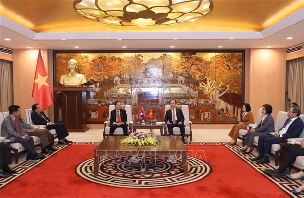 Le président du Conseil populaire de Hanoi et chef adjoint de la délégation parlementaire municipale, Nguyên Ngoc Tuân (à droite), reçoit le vice-président de l'Assemblée nationale lao, Chaleun Yiapaoher. Photo : VNA.