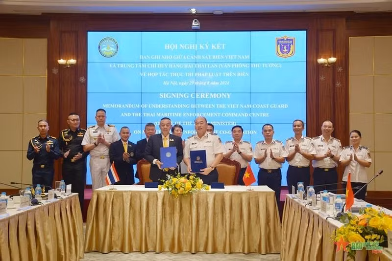Cérémonie de signature du protocole d'accord de coopération concernant l'application de la loi maritime entre la Garde côtière du Vietnam (VCG) et le Centre de coordination des activités maritimes de Thaïlande (Thai-MECC), le 29 août à Hanoï. Photo : qdnd.vn