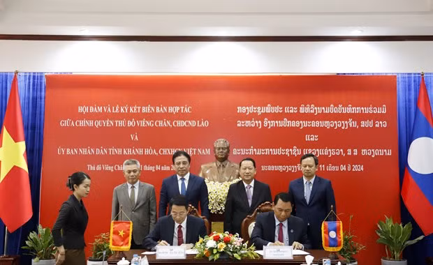 Cérémonie de signature d'un protocole d'accord entre la province de Khanh Hoa et la capitale lao. Photo : VNA.
