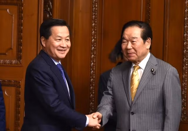 Le vice-Premier ministre vietnamien Lê Minh Khai et le président de la Chambre des représentants japonaise Nukaga Fukushiro (à gauche), à Tokyo, le 22 mai. Photo : VNA.