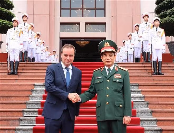 Le ministre vietnamien de la Défense Phan Van Giang (à droite) accueille le ministre français des Armées, Sébastien Lecornu. Photo : VNA